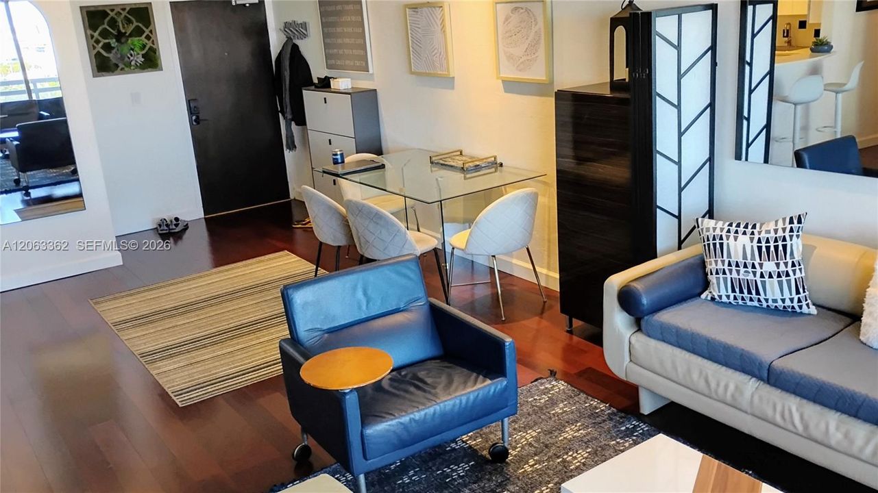 For Rent: $3,300 (1 beds, 1 baths, 923 Square Feet)