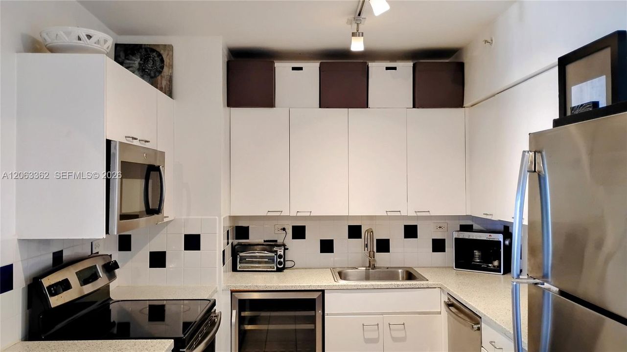 For Rent: $3,300 (1 beds, 1 baths, 923 Square Feet)