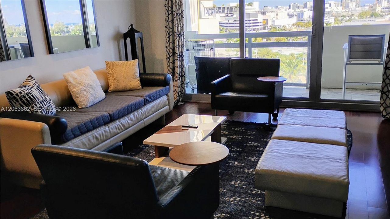 For Rent: $3,300 (1 beds, 1 baths, 923 Square Feet)