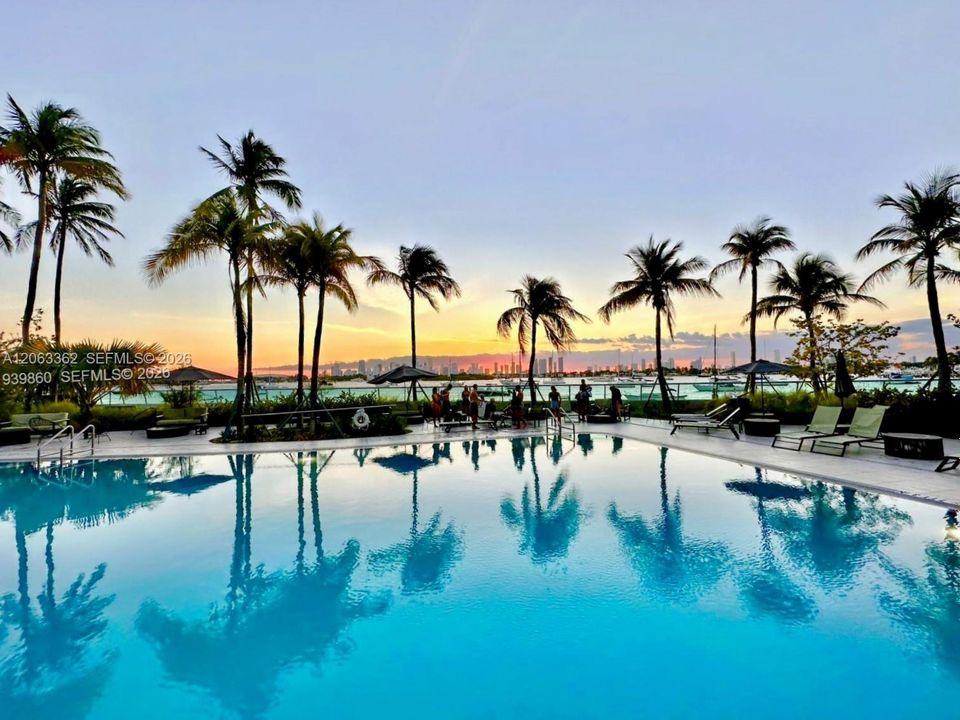 For Rent: $3,300 (1 beds, 1 baths, 923 Square Feet)