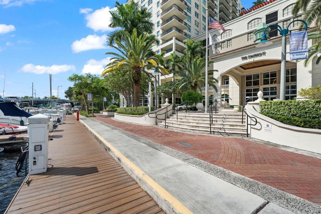 Waterfront Promenade & Riverwalk Access