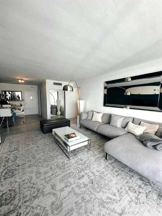 For Rent: $3,895 (1 beds, 1 baths, 852 Square Feet)