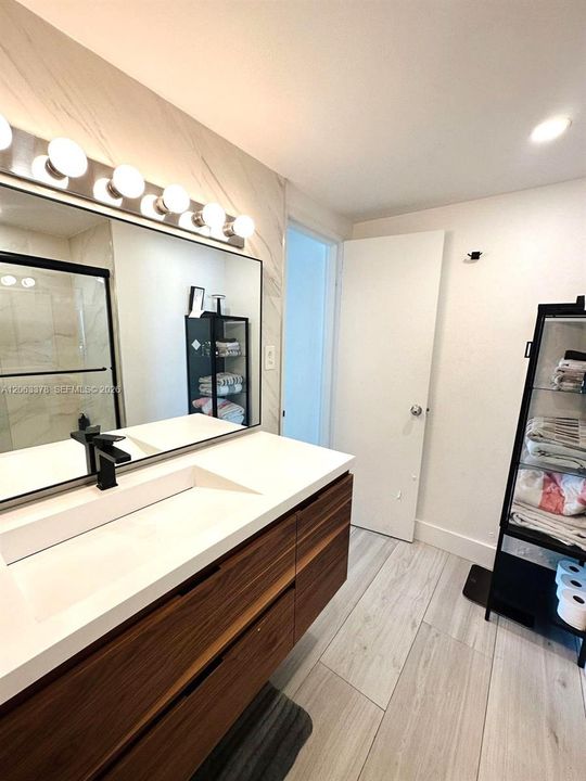 For Rent: $3,895 (1 beds, 1 baths, 852 Square Feet)