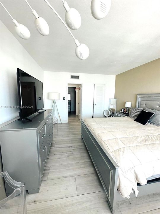 For Rent: $3,895 (1 beds, 1 baths, 852 Square Feet)