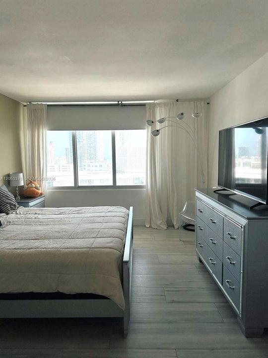 For Rent: $3,895 (1 beds, 1 baths, 852 Square Feet)