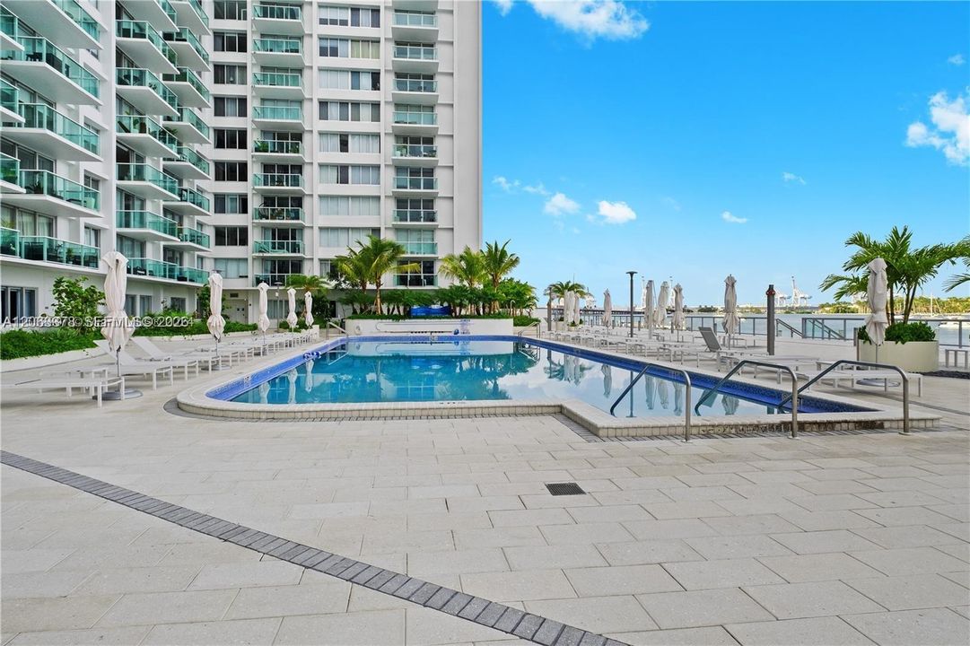 For Rent: $3,895 (1 beds, 1 baths, 852 Square Feet)