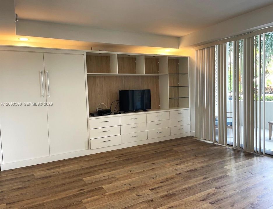 В аренду: $2,400 (0 спален, 1 ванн, 579 Квадратных фут)