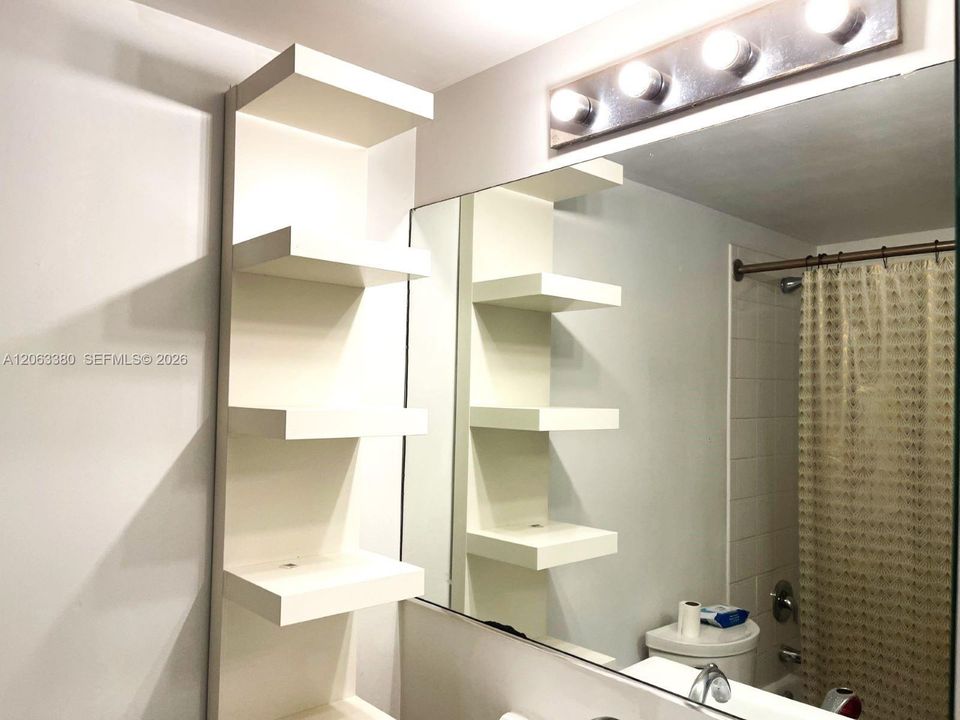 В аренду: $2,400 (0 спален, 1 ванн, 579 Квадратных фут)