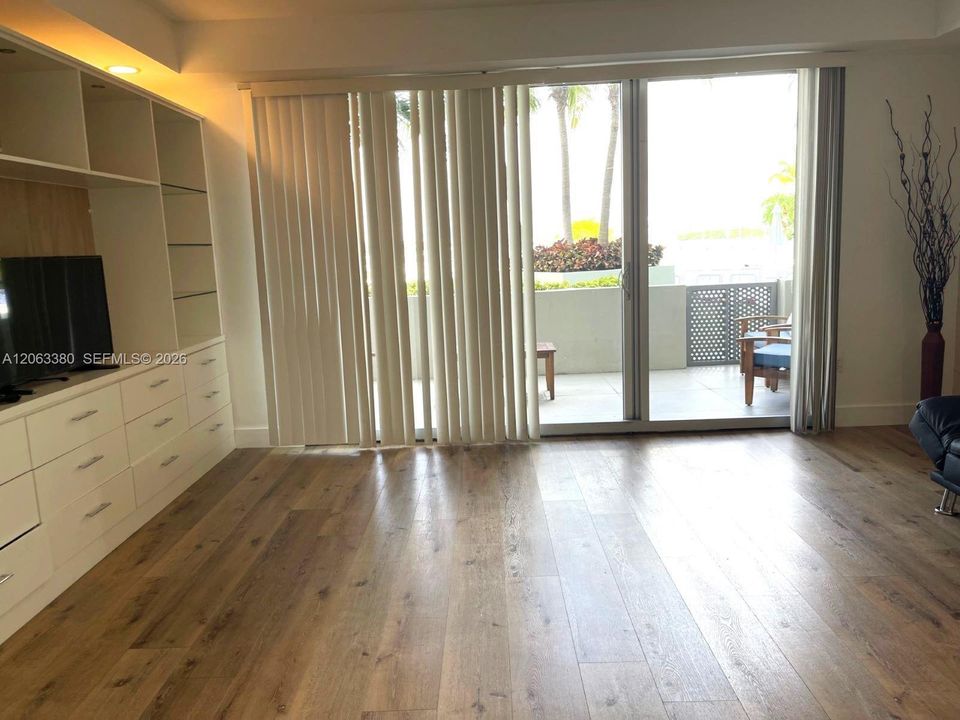 В аренду: $2,400 (0 спален, 1 ванн, 579 Квадратных фут)