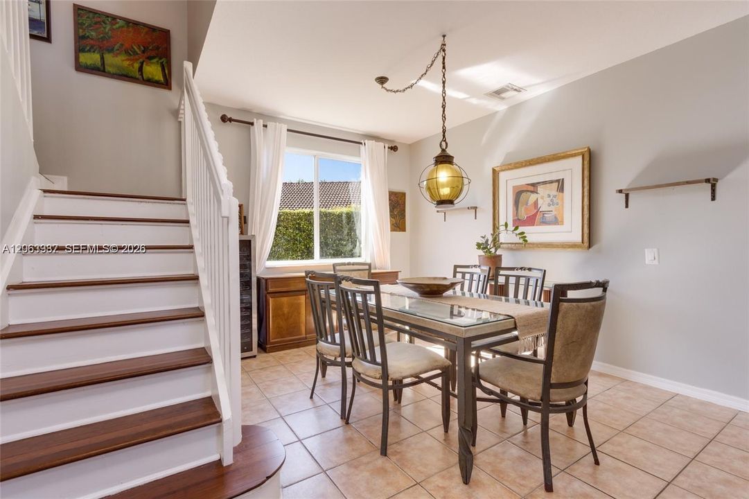 En Venta: $859,900 (4 camas, 2 baños, 2450 Pies cuadrados)