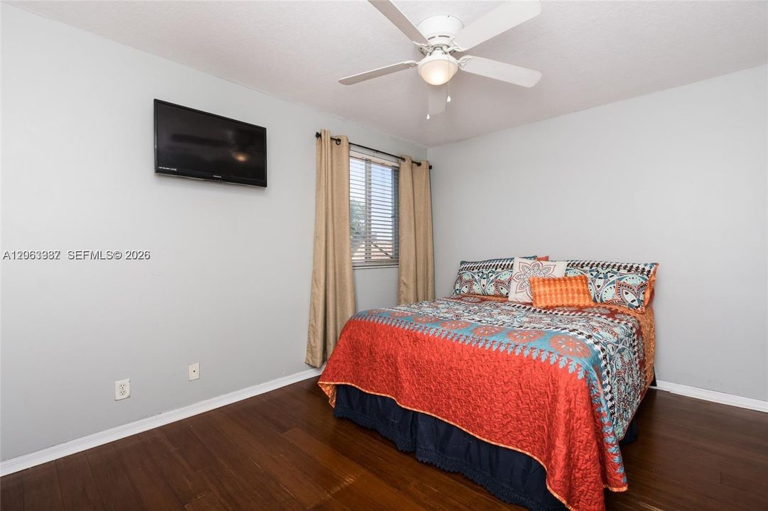 En Venta: $859,900 (4 camas, 2 baños, 2450 Pies cuadrados)