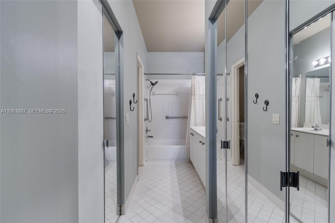 En Venta: $859,900 (4 camas, 2 baños, 2450 Pies cuadrados)