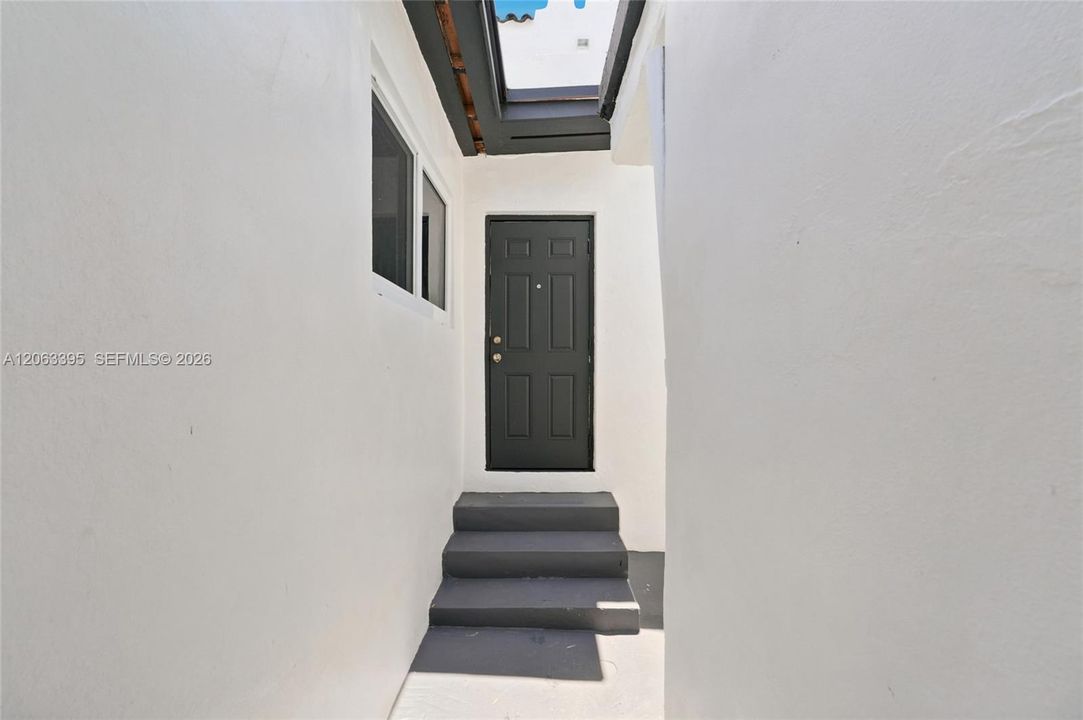 For Rent: $1,350 (1 beds, 1 baths, 2330 Square Feet)