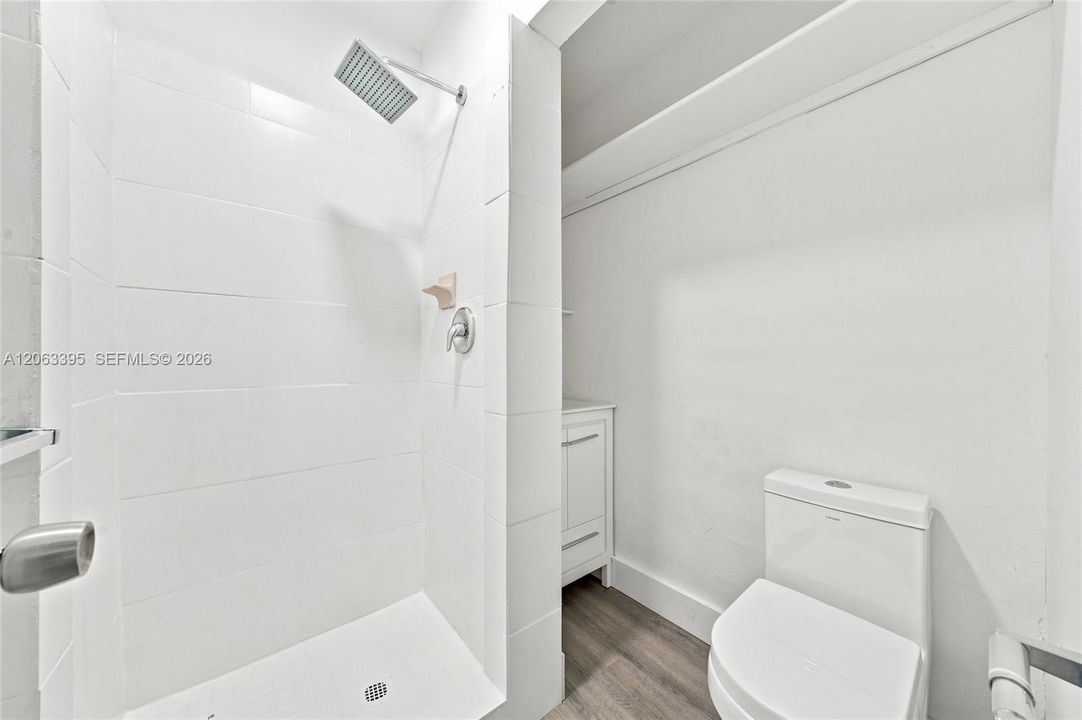 For Rent: $1,350 (1 beds, 1 baths, 2330 Square Feet)