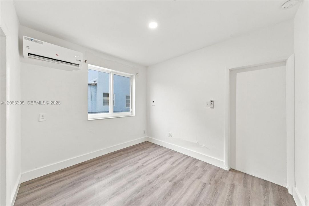 For Rent: $1,350 (1 beds, 1 baths, 2330 Square Feet)