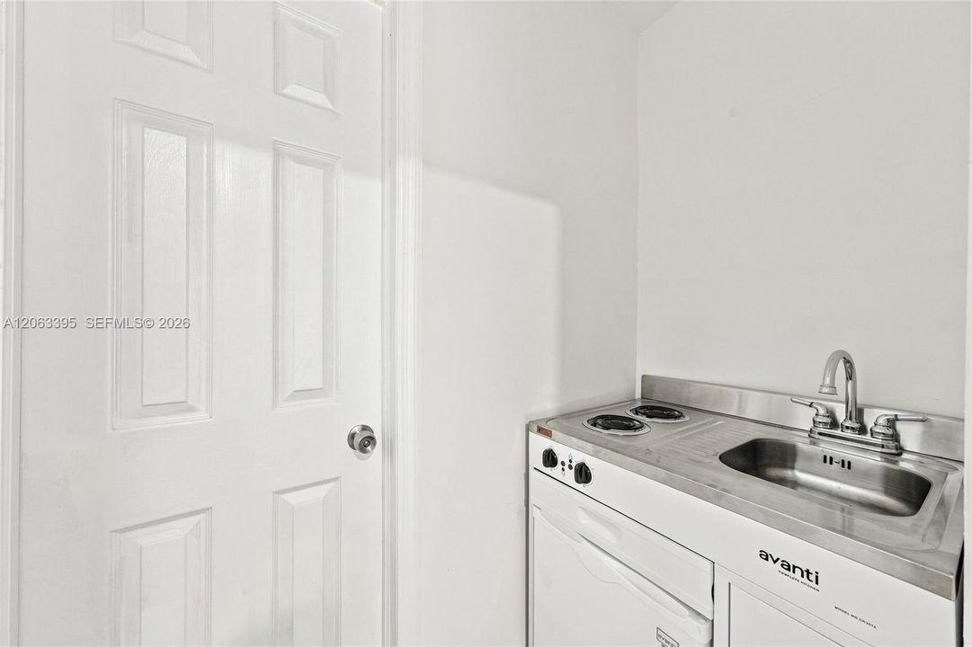 For Rent: $1,350 (1 beds, 1 baths, 2330 Square Feet)