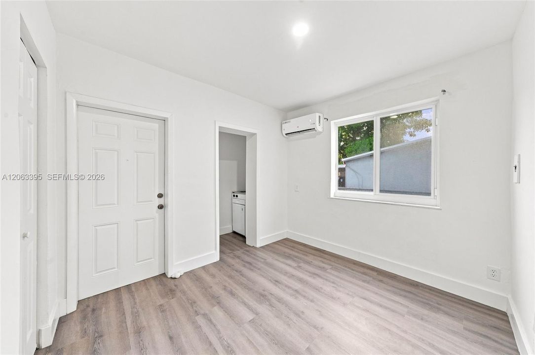For Rent: $1,350 (1 beds, 1 baths, 2330 Square Feet)