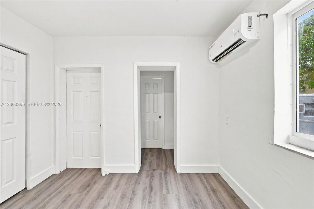 For Rent: $1,350 (1 beds, 1 baths, 2330 Square Feet)