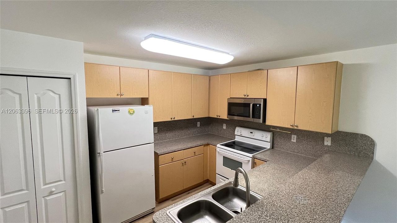 В аренду: $2,200 (3 спален, 2 ванн, 1383 Квадратных фут)