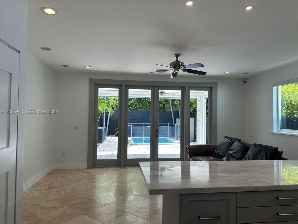 En Renta: $9,998 (3 camas, 2 baños, 2300 Pies cuadrados)