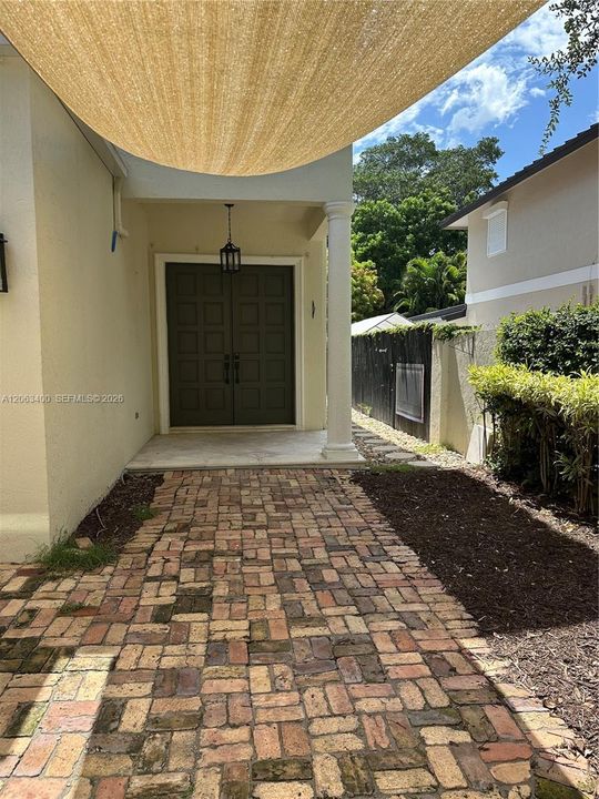 En Renta: $9,998 (3 camas, 2 baños, 2300 Pies cuadrados)