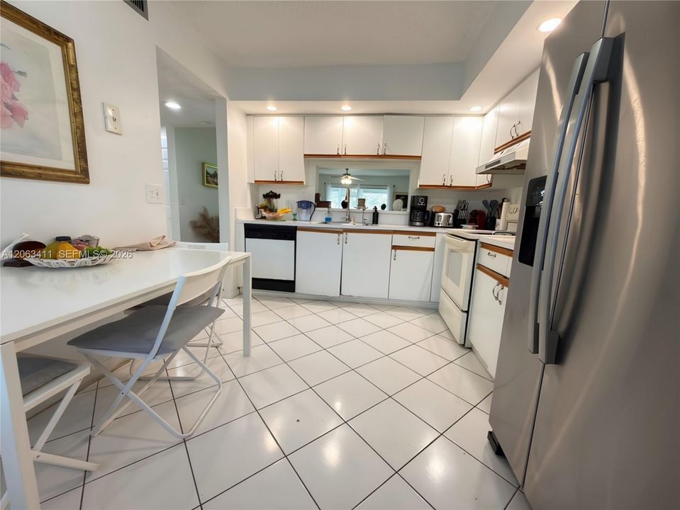 На продажу: $182,900 (2 спален, 2 ванн, 1192 Квадратных фут)