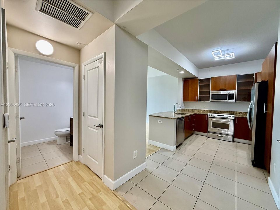 For Rent: $2,750 (1 beds, 1 baths, 974 Square Feet)