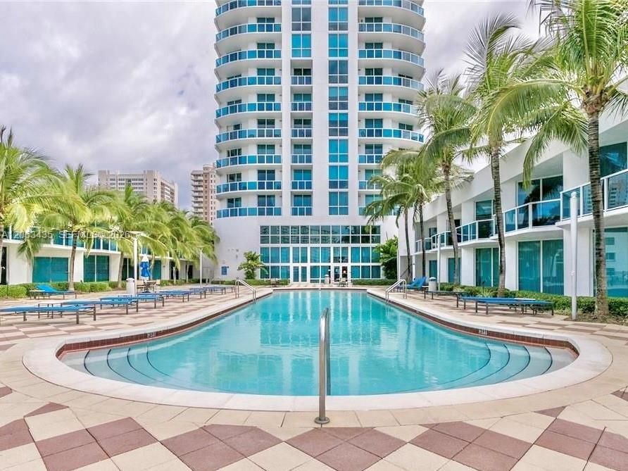 For Rent: $2,750 (1 beds, 1 baths, 974 Square Feet)
