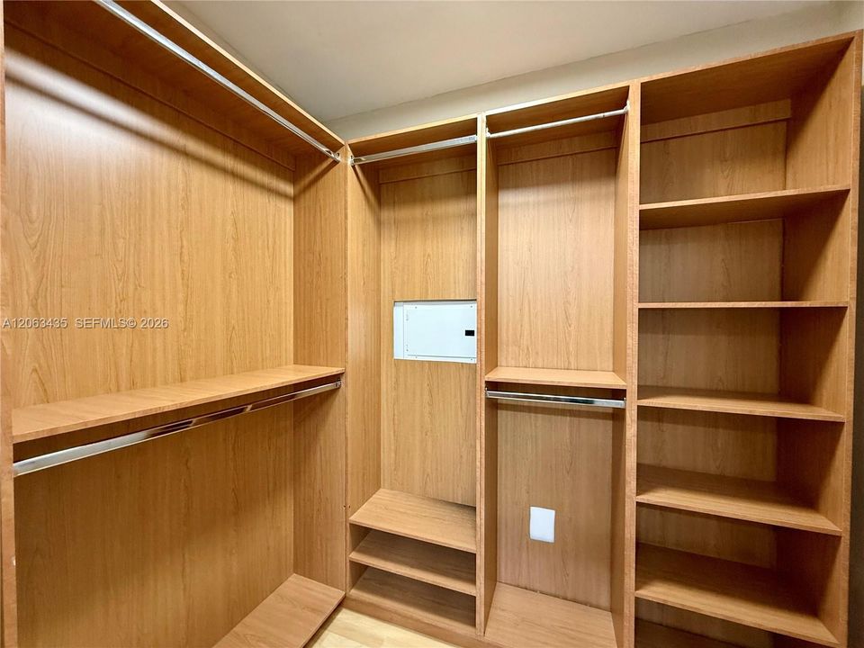For Rent: $2,750 (1 beds, 1 baths, 974 Square Feet)