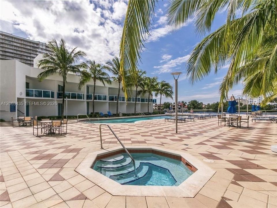 For Rent: $2,750 (1 beds, 1 baths, 974 Square Feet)