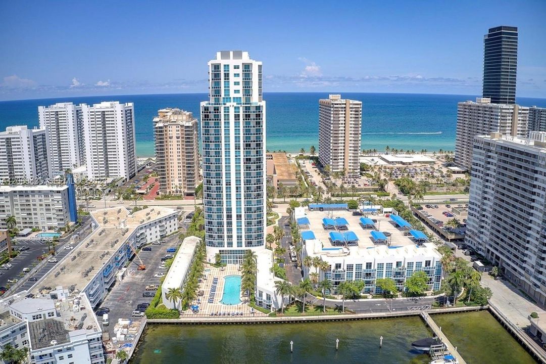 For Rent: $2,750 (1 beds, 1 baths, 974 Square Feet)