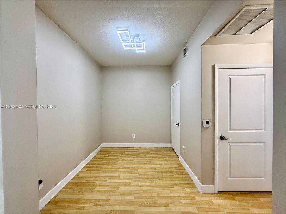 For Rent: $2,750 (1 beds, 1 baths, 974 Square Feet)