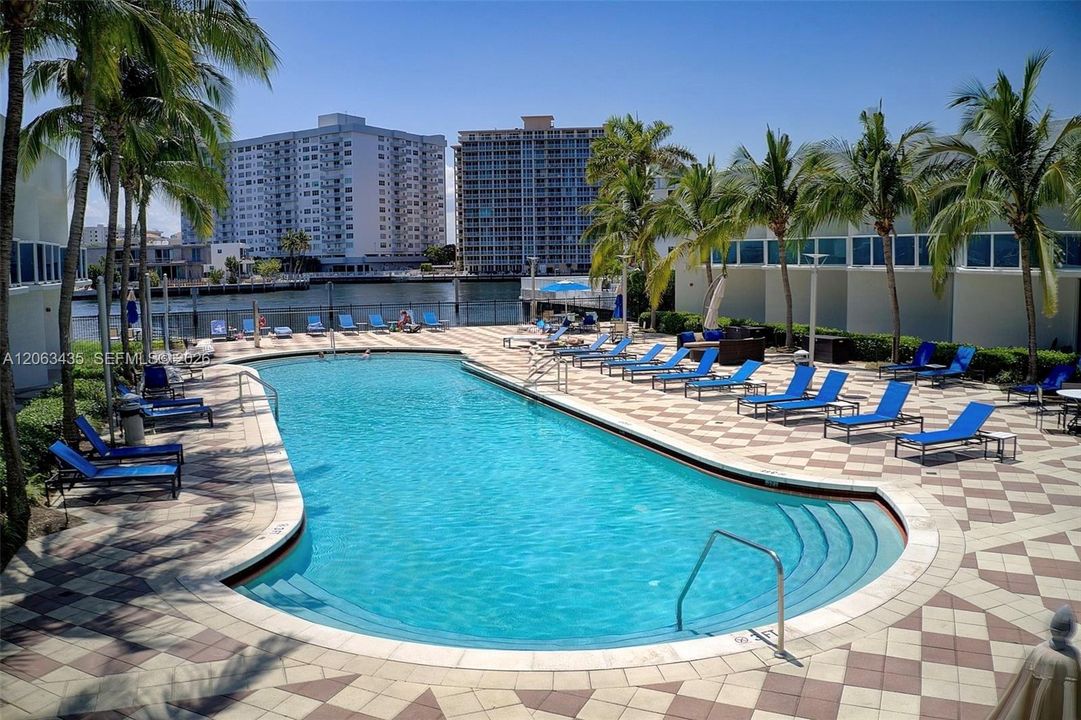 For Rent: $2,750 (1 beds, 1 baths, 974 Square Feet)