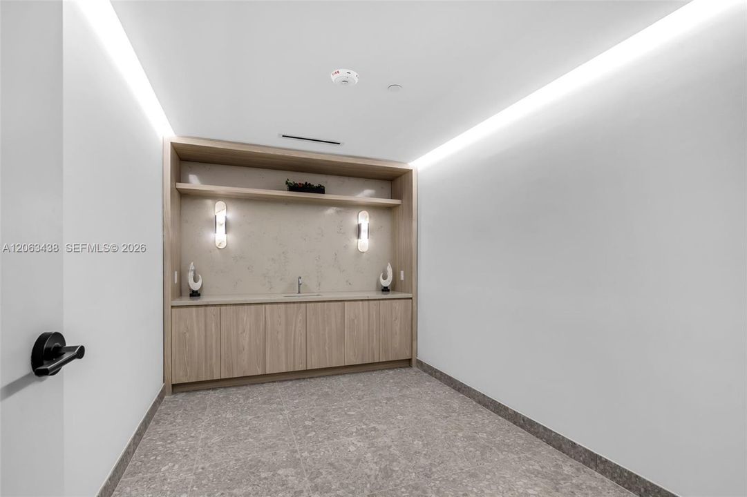For Sale: $975,000 (2 beds, 2 baths, 696 Square Feet)