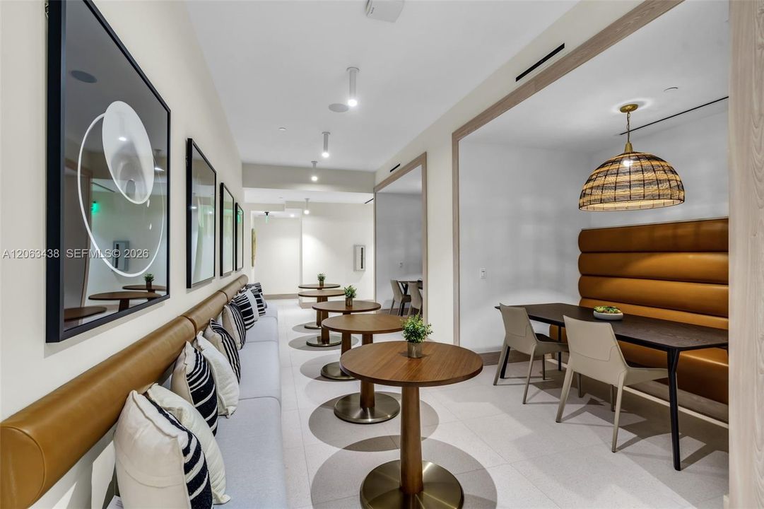 For Sale: $975,000 (2 beds, 2 baths, 696 Square Feet)