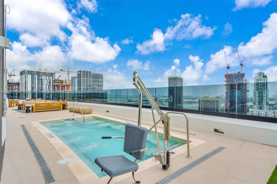 For Sale: $975,000 (2 beds, 2 baths, 696 Square Feet)