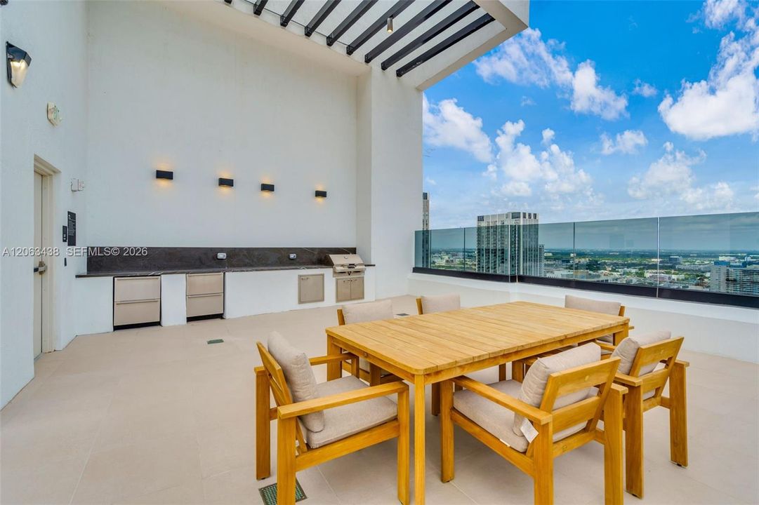 For Sale: $975,000 (2 beds, 2 baths, 696 Square Feet)