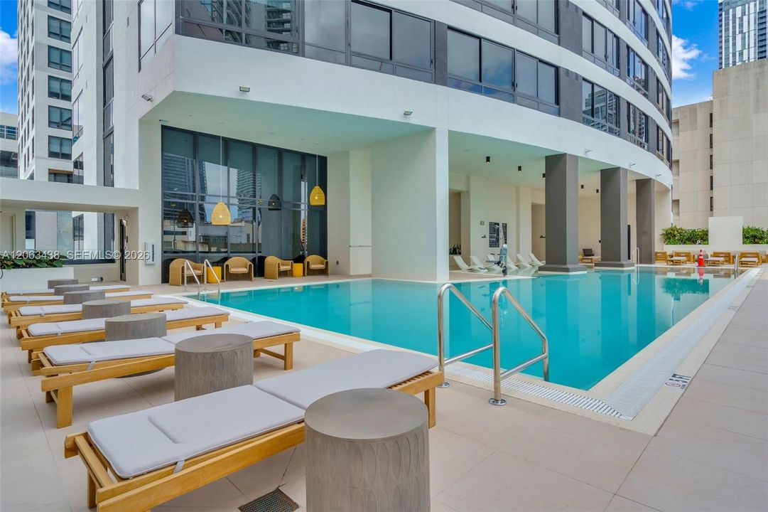 For Sale: $975,000 (2 beds, 2 baths, 696 Square Feet)