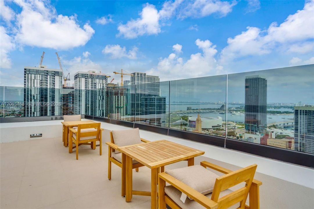 For Sale: $975,000 (2 beds, 2 baths, 696 Square Feet)