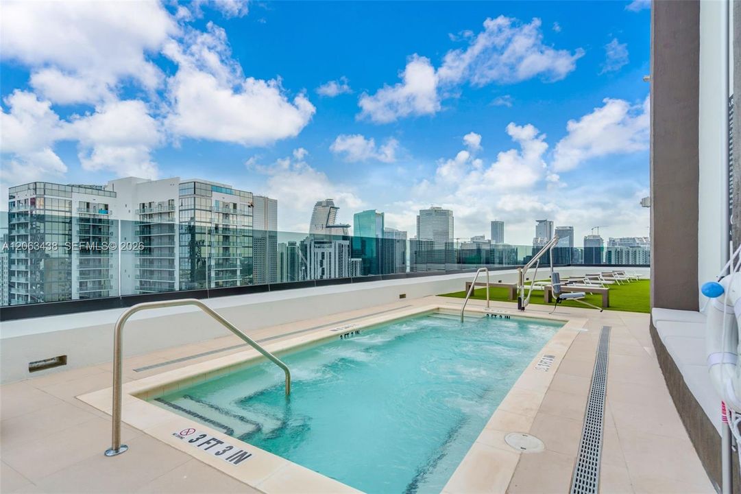 For Sale: $975,000 (2 beds, 2 baths, 696 Square Feet)
