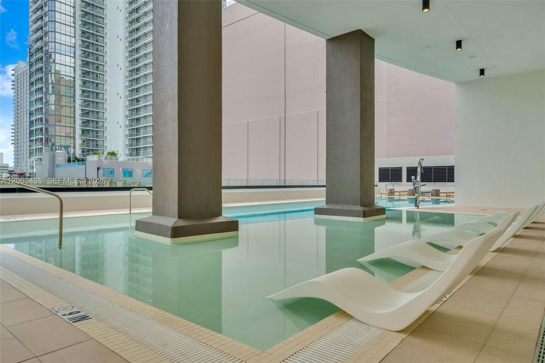 For Sale: $975,000 (2 beds, 2 baths, 696 Square Feet)