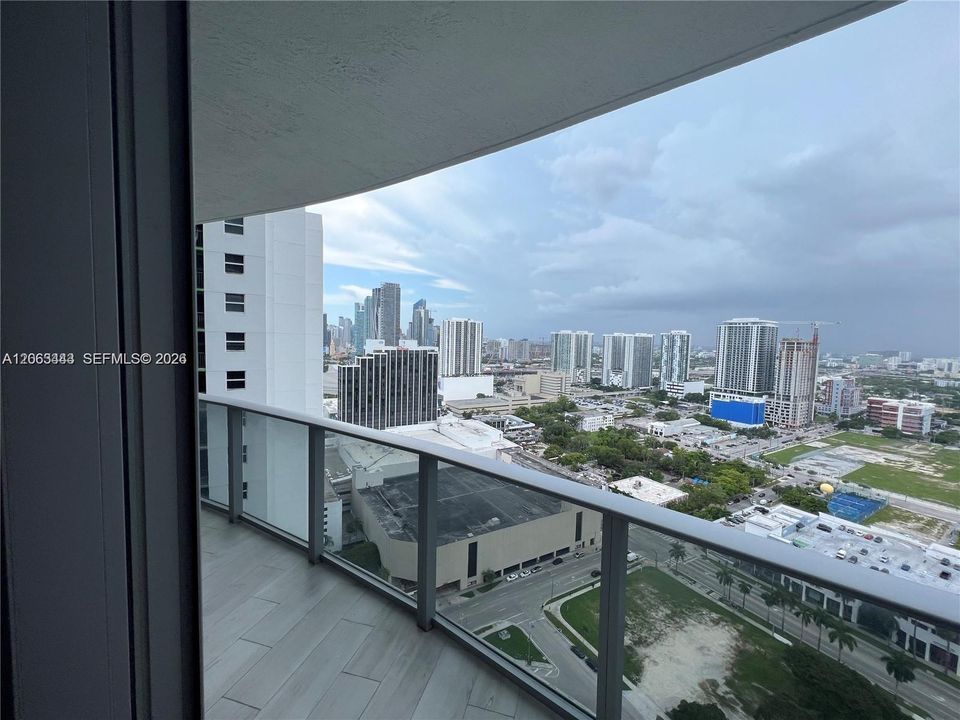 For Sale: $745,000 (2 beds, 2 baths, 1171 Square Feet)