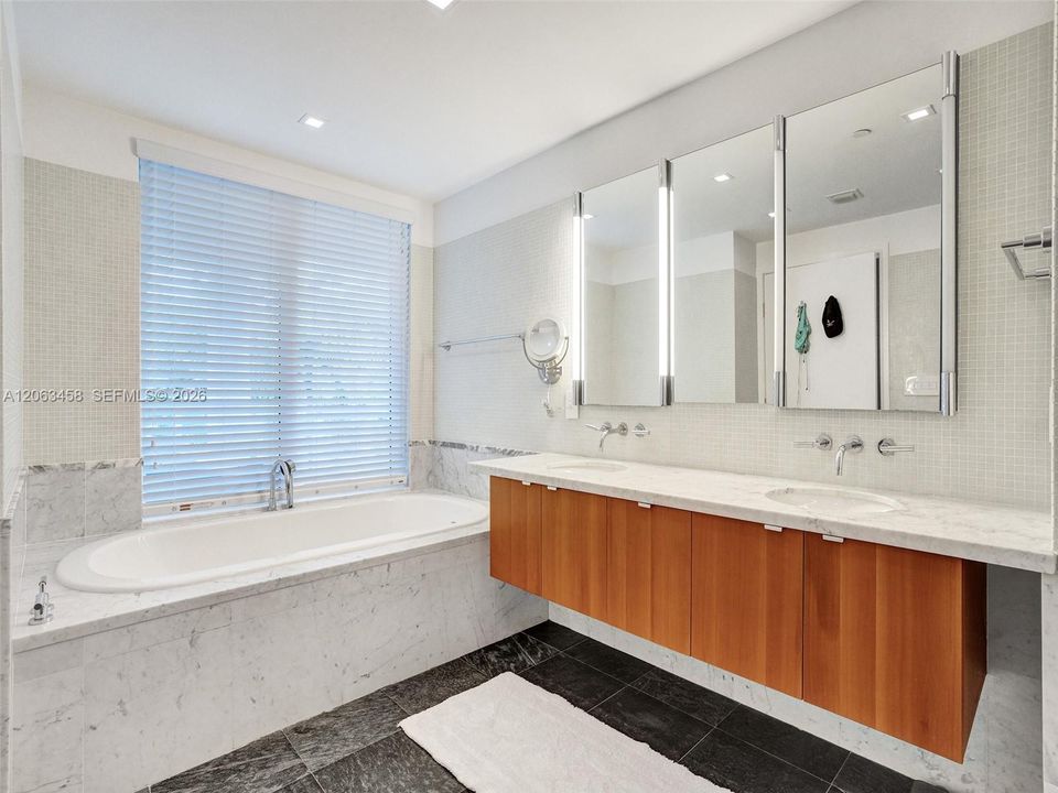 Primary bedroom en suite bathroom