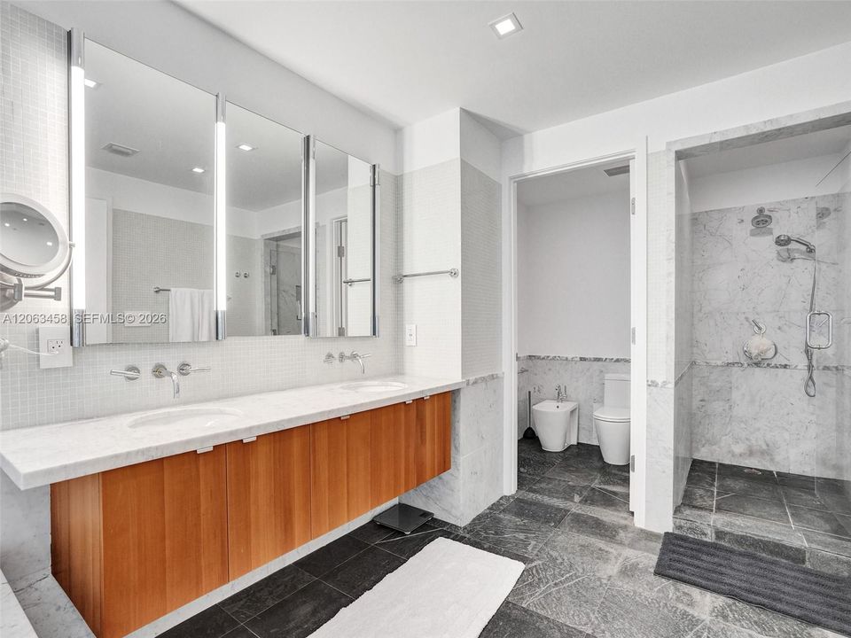 Primary bedroom en suite bathroom