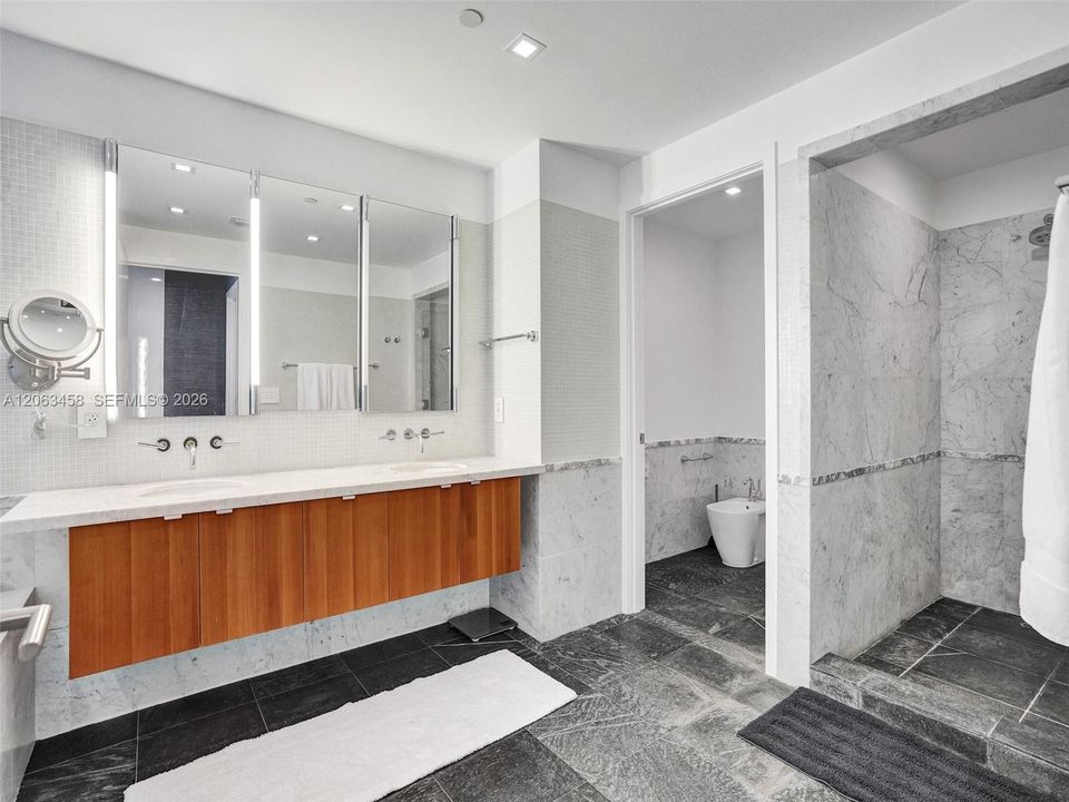 Primary bedroom en suite bathroom
