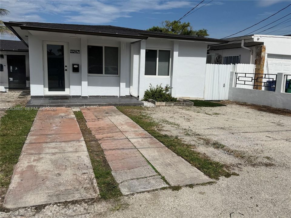 В аренду: $2,600 (2 спален, 1 ванн, 850 Квадратных фут)