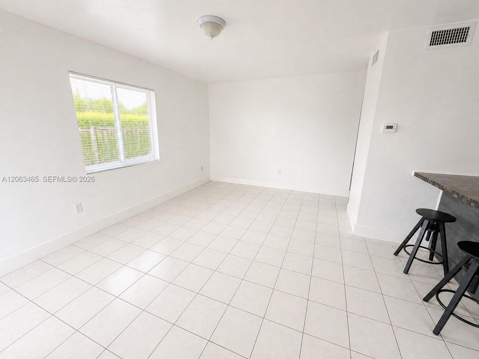 В аренду: $2,600 (2 спален, 1 ванн, 850 Квадратных фут)