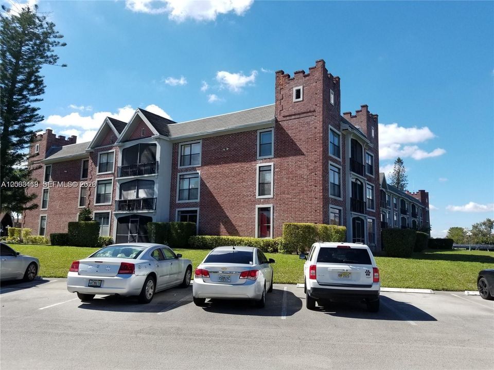 For Sale: $270,000 (4 beds, 3 baths, 1750 Square Feet)