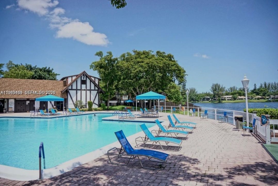 For Sale: $270,000 (4 beds, 3 baths, 1750 Square Feet)