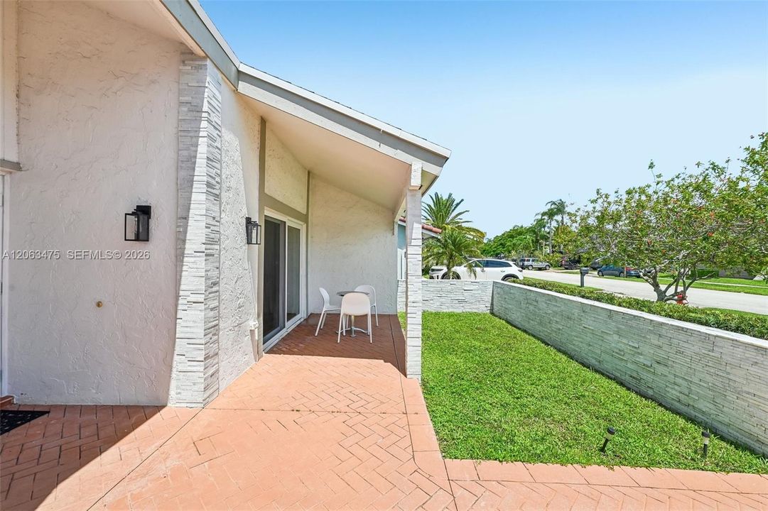 En Venta: $829,000 (4 camas, 3 baños, 2071 Pies cuadrados)